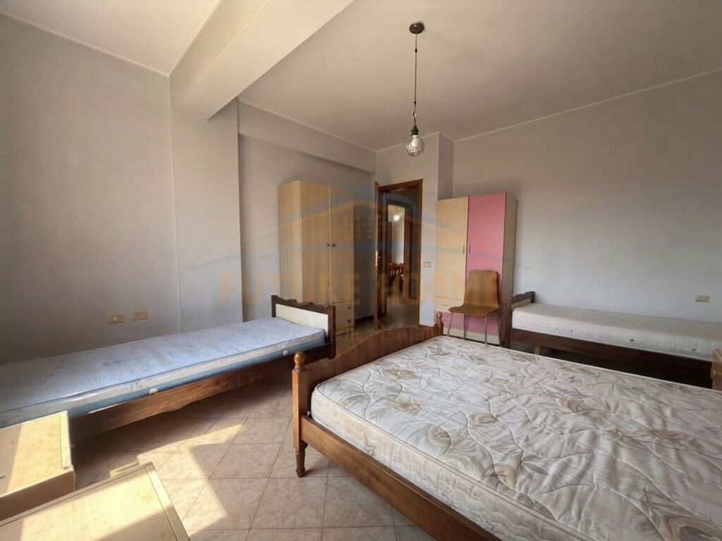 Qira, Apartament 2+1+2, Bulevardi Zogu I, Tiranë.