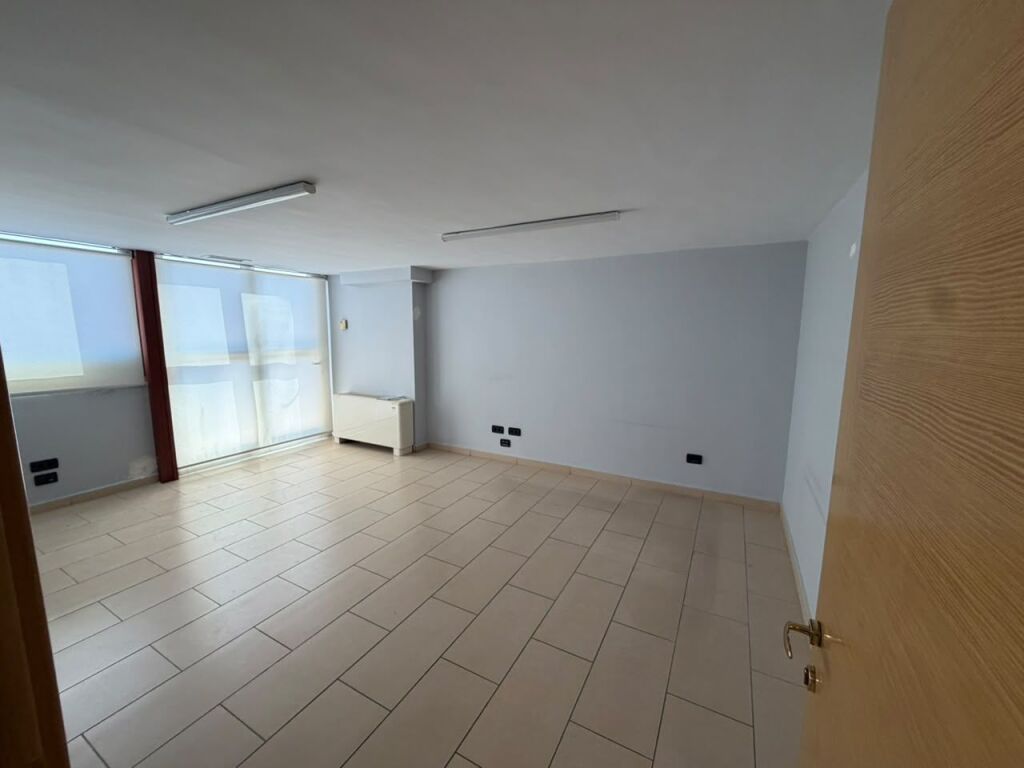 🏢 LOCALE IN AFFITTO IN VIA KAVAJES