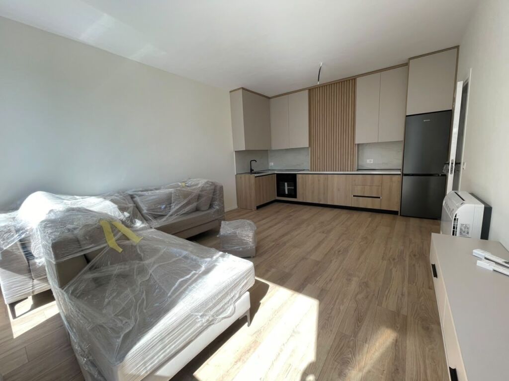 Disponiamo in affitto un appartamento 1+1, situato a Pallat të Ri, in una zona molto richiesta e molto vicino a SPAK.