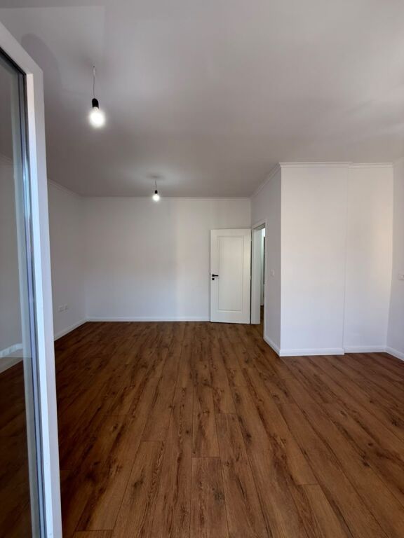 Shitet apartament 1+1 tek Shkolla e Kuqe