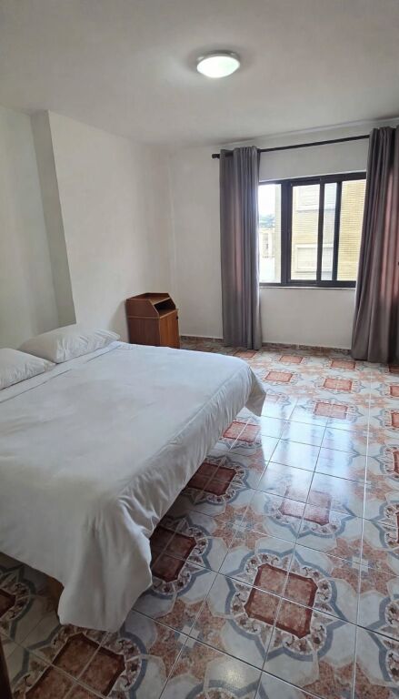 Apartament 1+1 me qira Rruga e Dibrës 550 mijë lekë