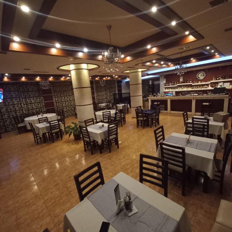 RESTAURANT FOR RENT 400 M2 PORCELAN 150,000 LEKE FH-92692