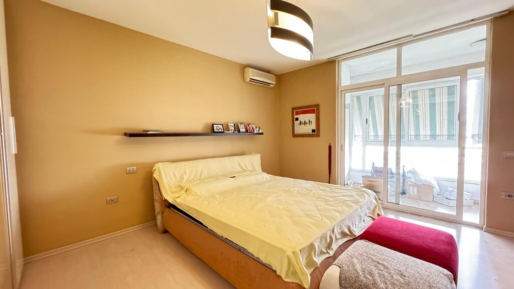 2+1 apartment for rent at Komuna e Parisit!
