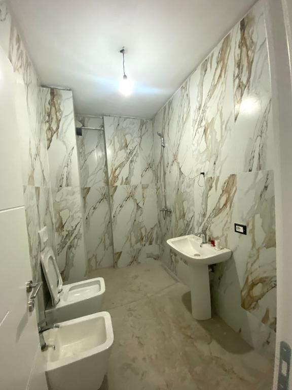 Apartament /Zyre 3+1+2 per qira Bulevardi i Ri , Kompleksi Ndregjoni 90,000 Lekë /month