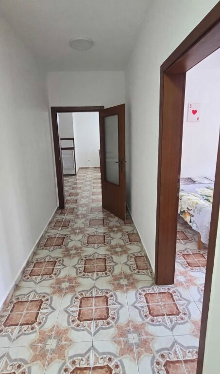 Apartament 1+1 me qira Rruga e Dibrës 550 mijë lekë