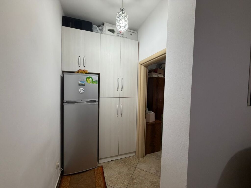 Apartament 1+1 për Shitje – Shkëmbi i Kavajës, pranë Coloseut