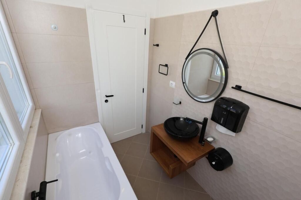 Baza Hostel Berat – Biznes &amp; Pronë për Shitje – 24 Shtrat