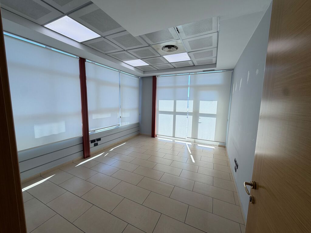 🏢 JEPET AMBIENT ME QIRA  📍 Rruga e Kavajed  💶 Çmimi: 6,000 € bruto/muaj  
