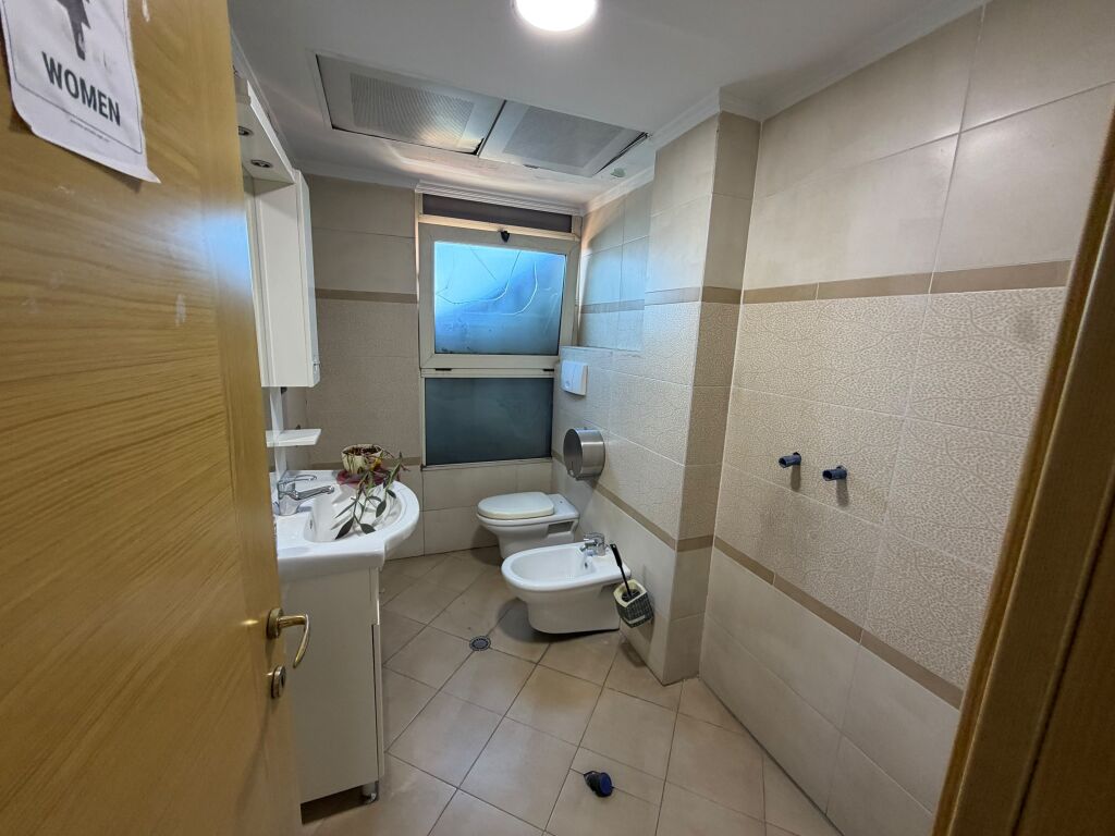 🏢 JEPET AMBIENT ME QIRA  📍 Rruga e Kavajed  💶 Çmimi: 6,000 € bruto/muaj  