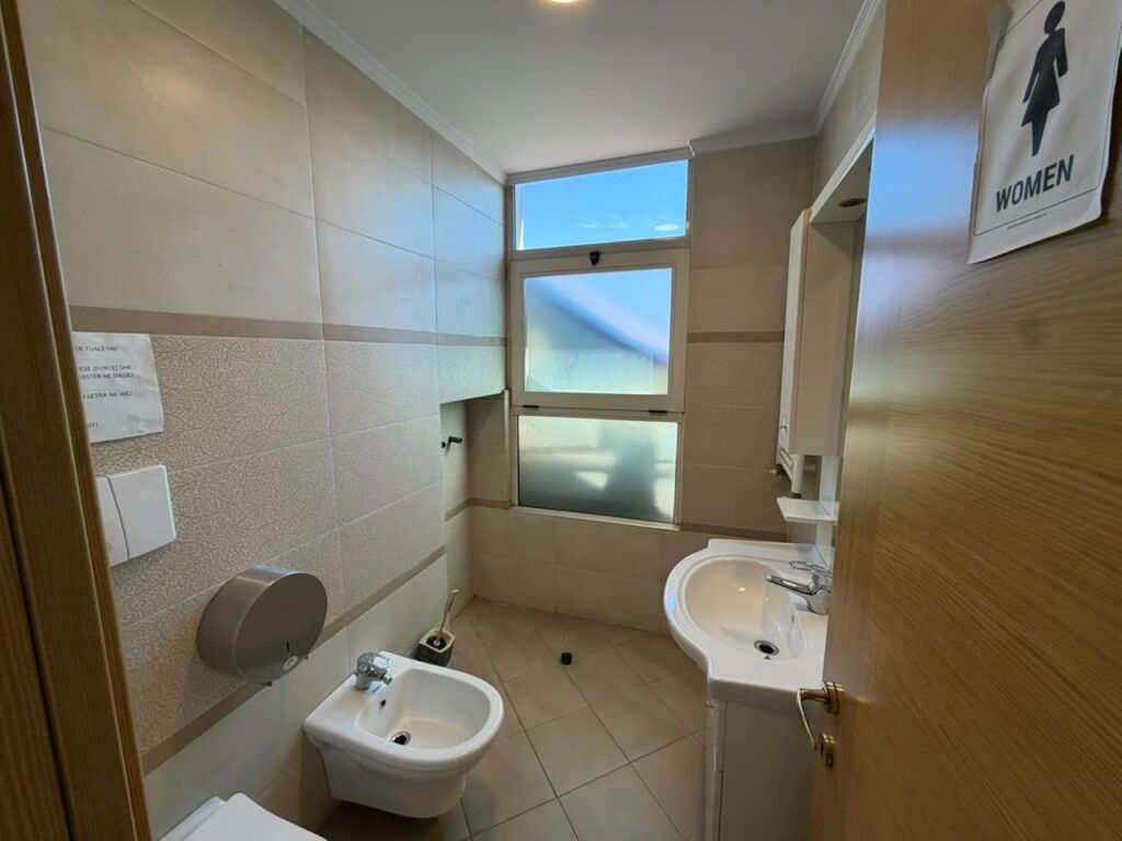 🏢 LOCALE IN AFFITTO IN VIA KAVAJES