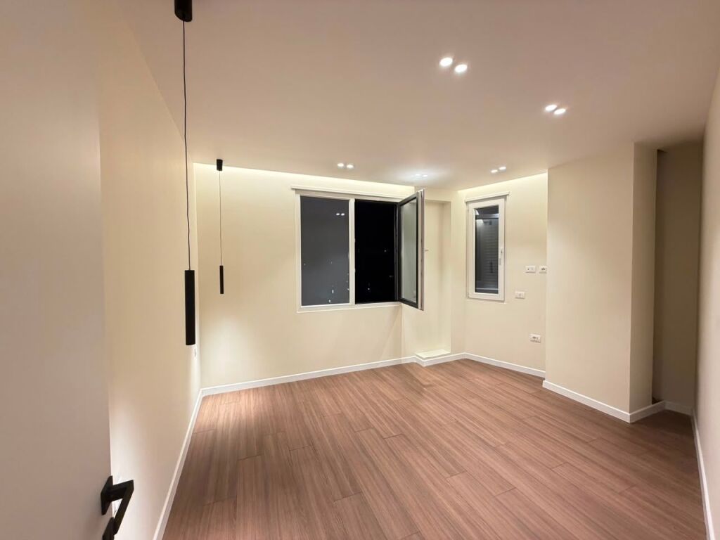 Shitet apartament 2+1 ne zonen e Shkozes prane rrethrrotullimit  ID 5530