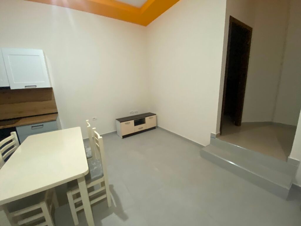Apartament 1+1 per qera Kombinat !