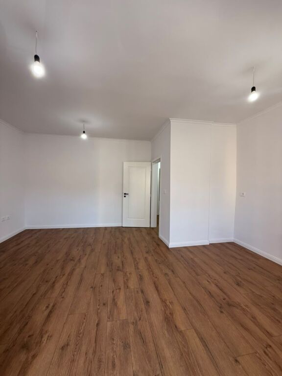Shitet apartament 1+1 tek Shkolla e Kuqe