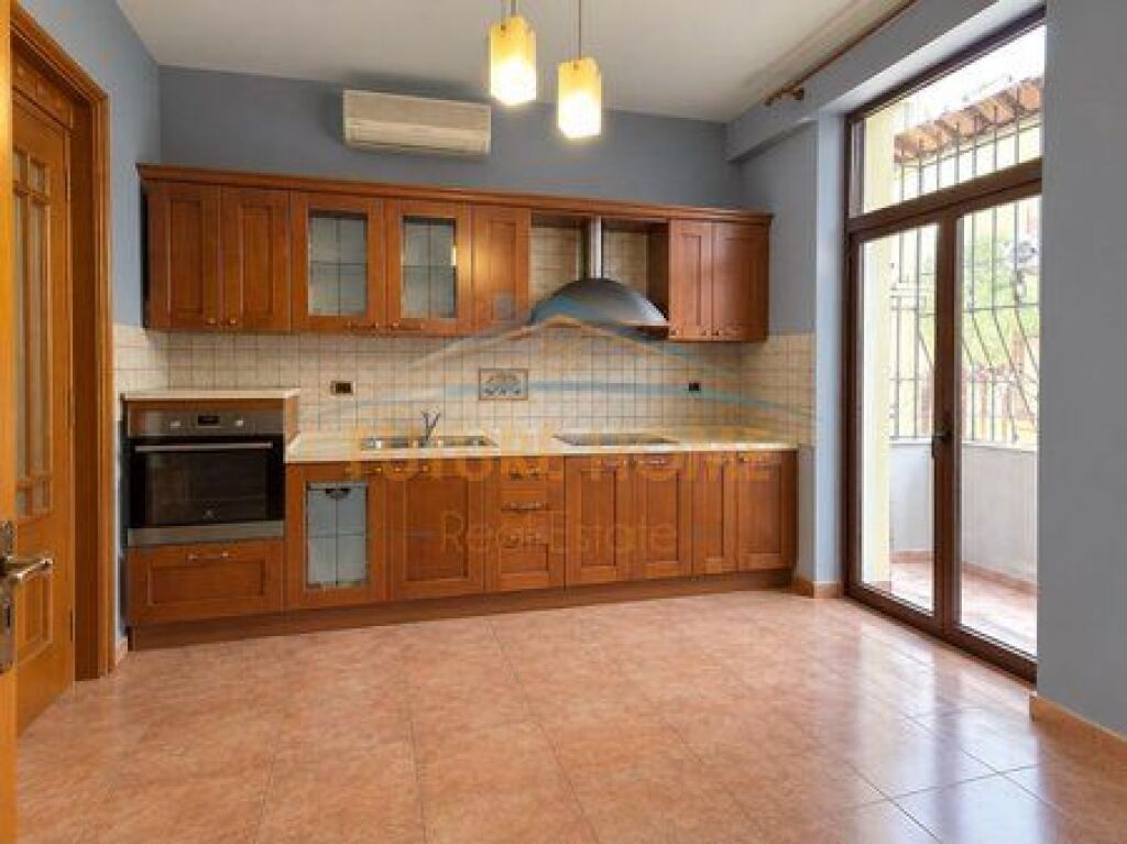 Shitet, Apartament 2+1+2, Bllok