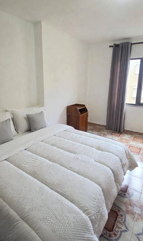 Apartament 1+1 me qira Rruga e Dibrës 550 mijë lekë