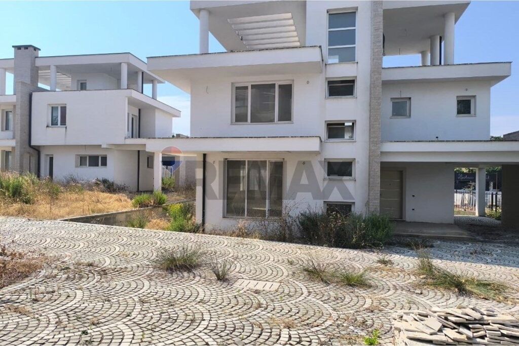 Villa for sale in Teg (Bathore Mill)