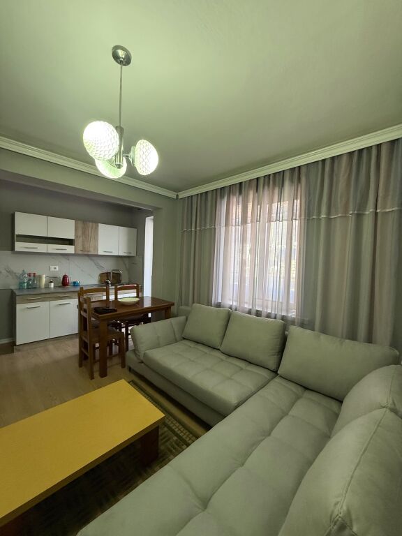 Apartament per qira tek komuna e parisit cmimi 700 Euro