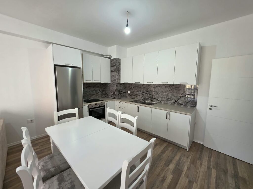 🏡 Appartamento 2+1 in affitto  📍Astir, Complesso Urban Gate   🏢 2° piano  🛗 Con ascensore ✅️ Mai abitato prima  📐 Superficie: 75m²  💰 Prezzo: 50.000 Lek / Mese (amministrazione inclusa)