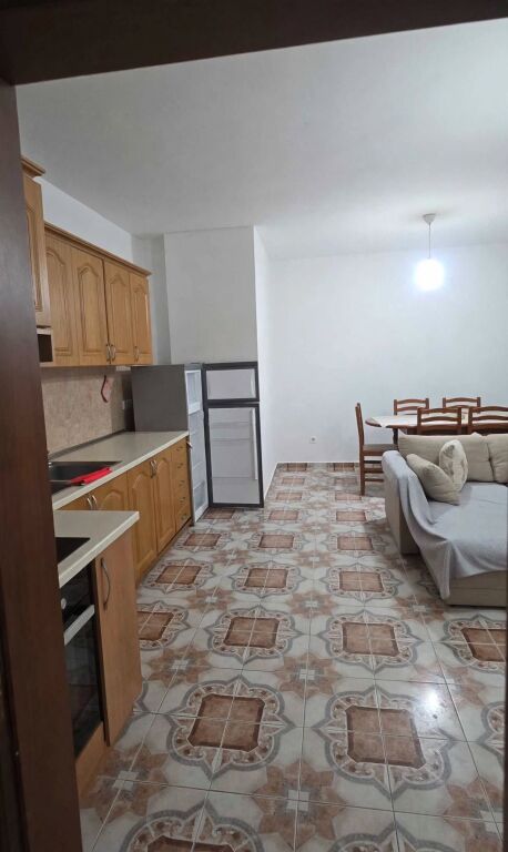 Apartament 1+1 me qira Rruga e Dibrës 550 mijë lekë
