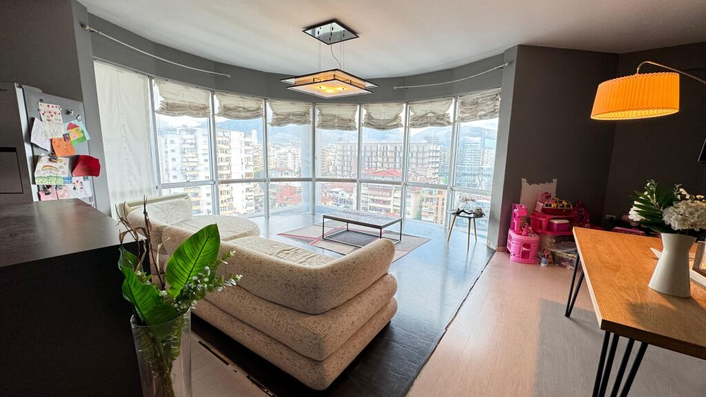 2+1 apartment for rent at Komuna e Parisit!