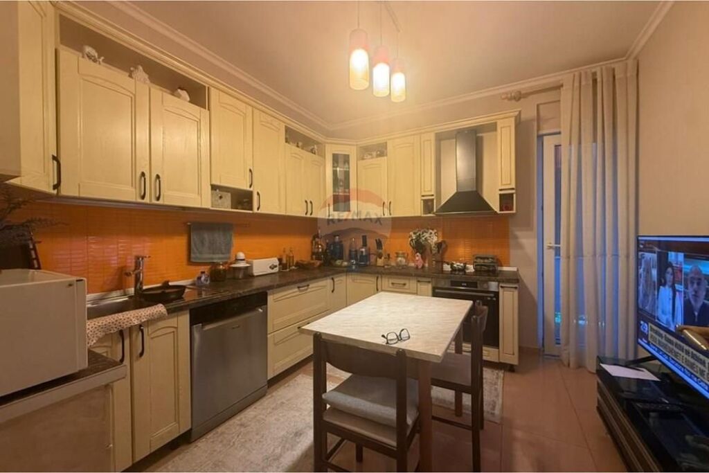 Apartament 3+1+2 për shitje , Rruga e Barrikadave
