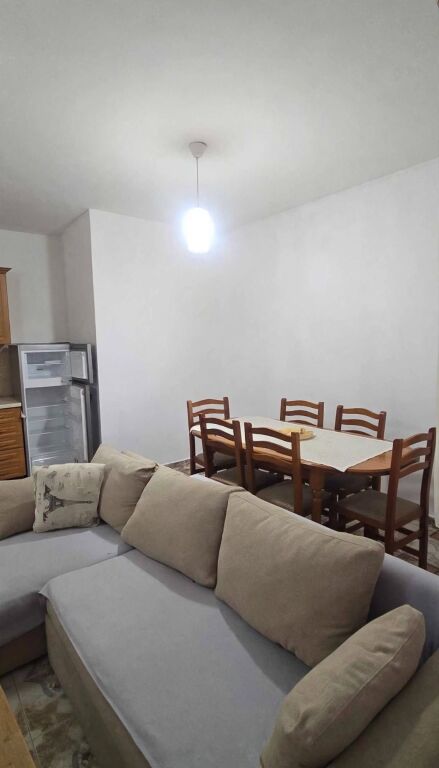 Apartament 1+1 me qira Rruga e Dibrës 550 mijë lekë
