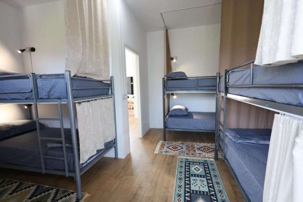 Baza Hostel Berat – Biznes &amp; Pronë për Shitje – 24 Shtrat
