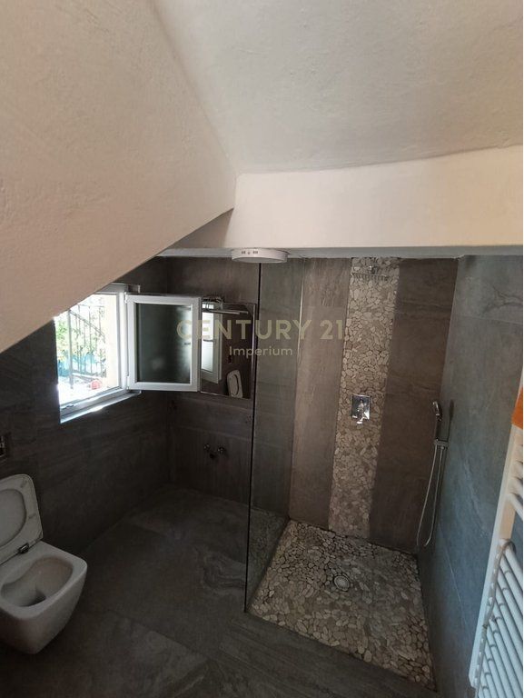 Vilë Private 2 kateshe 3+1+2 me Qira në Kombinat | Oborr i Madh, Garazh dhe Privatësi Maksimale