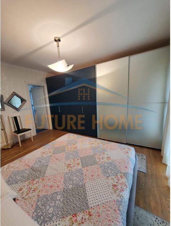 Qera, Apartament 2+1+2 , Tek Mozaiku , 21 Dhjetori , Tiranë