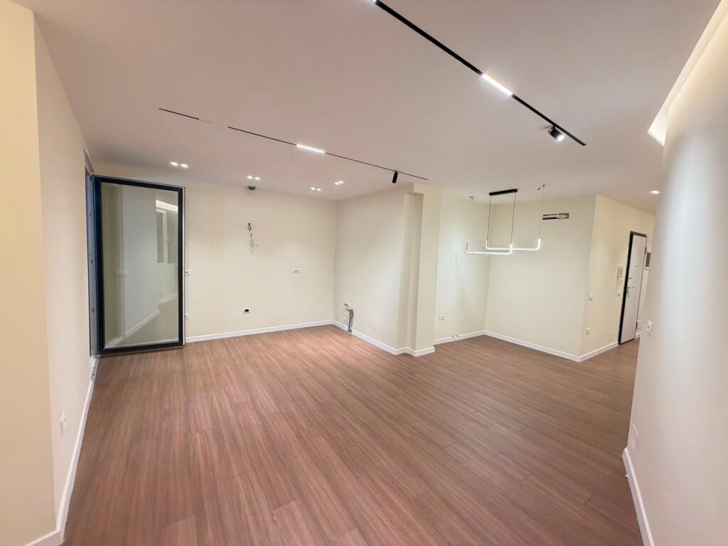 Shitet apartament 2+1 ne zonen e Shkozes prane rrethrrotullimit  ID 5530