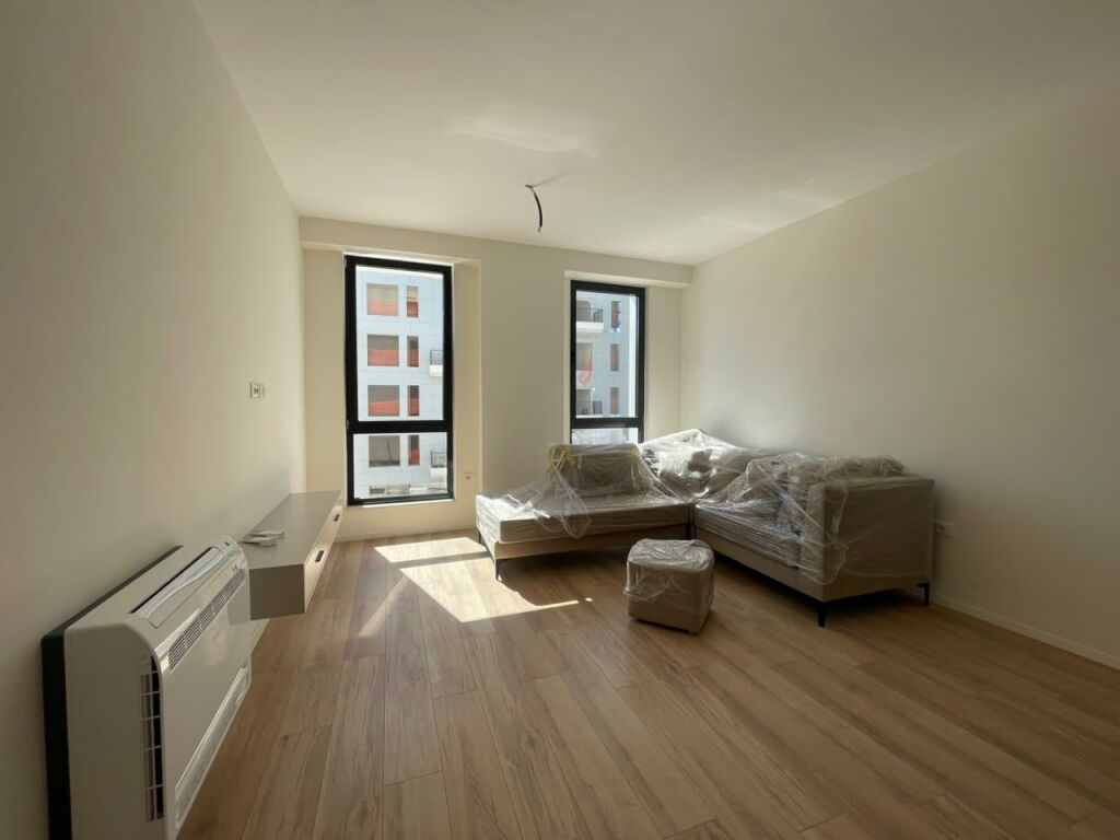 Disponiamo in affitto un appartamento 1+1, situato a Pallat të Ri, in una zona molto richiesta e molto vicino a SPAK.