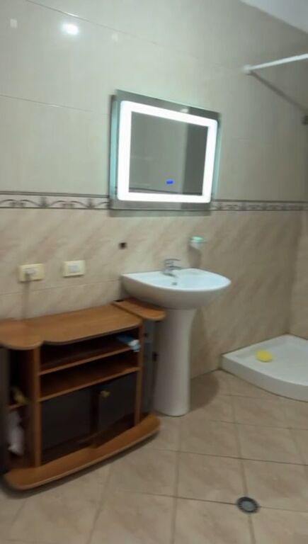 Jepet me qera 1+1 ne astir te Bohem pallat I mobiluar 40000 lek
