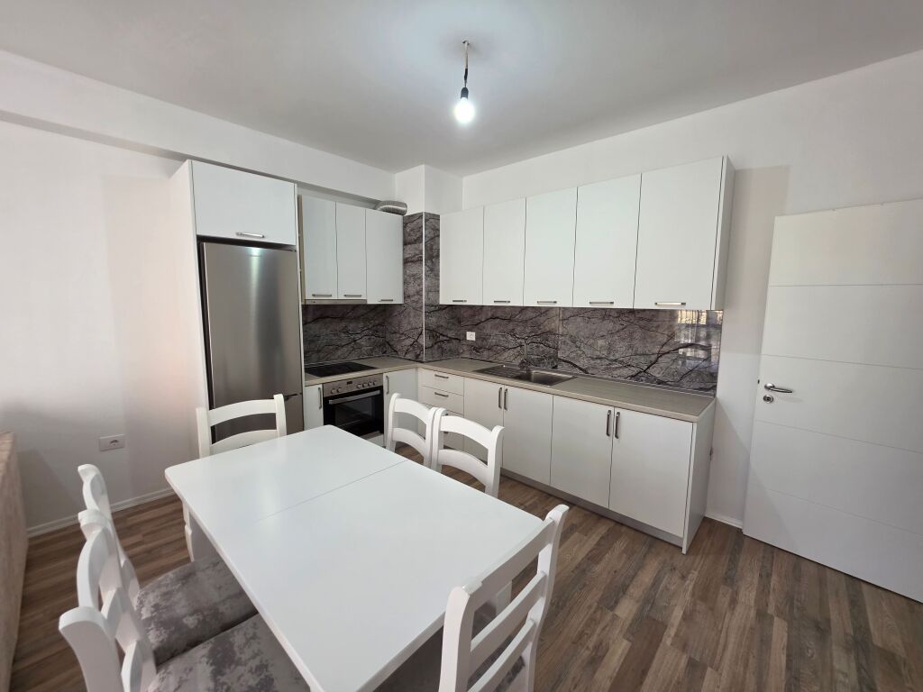 🏡 Apartament 2+1 me qera  📍Astir, Kompleksi Urban Gate  💰 Çmimi: 50.000 Lekë / Muaj (administrimi i përfshirë)  