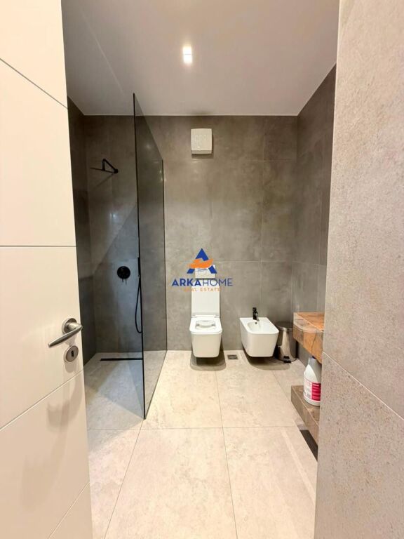 JEPET APARTAMENT 2+1+BALLKON ME QERA "5 MAJ, REIDENCA EMERALD" 1000 EURO