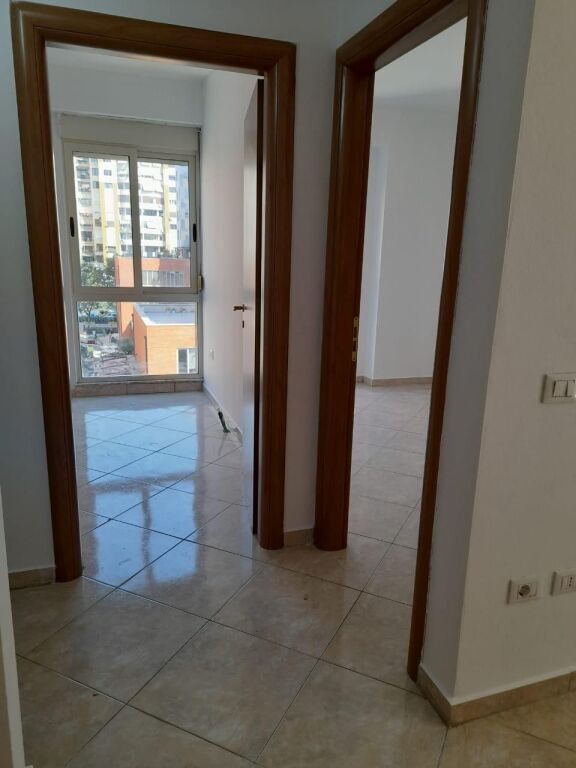 Jepet apartament 2+1 me qira (per zyre apo banim) tek Kompleksi Delijorgji , Rruga e Kavajes .