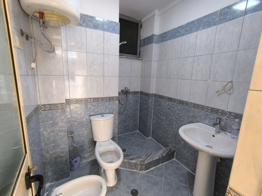 Shitet apartament 2+1+2 tek Fresku , prane Fastfood Mendi .
