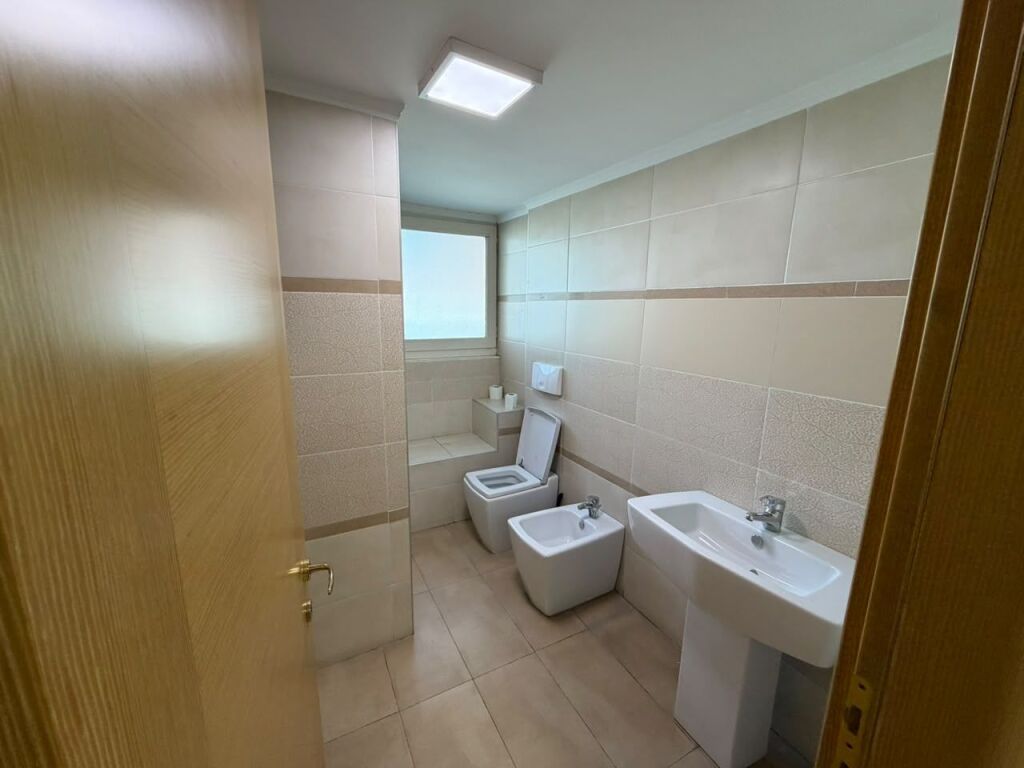 🏢 LOCALE IN AFFITTO IN VIA KAVAJES