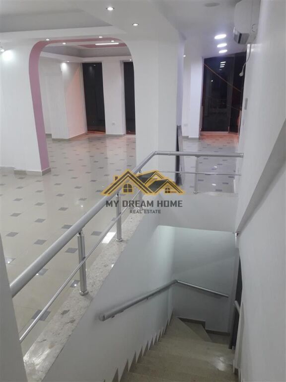 Jepet me Qira, Ambient Biznesi, Tek Pallatit Sportit Durres