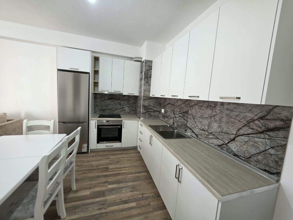 🏡 Appartamento 2+1 in affitto  📍Astir, Complesso Urban Gate   🏢 2° piano  🛗 Con ascensore ✅️ Mai abitato prima  📐 Superficie: 75m²  💰 Prezzo: 50.000 Lek / Mese (amministrazione inclusa)