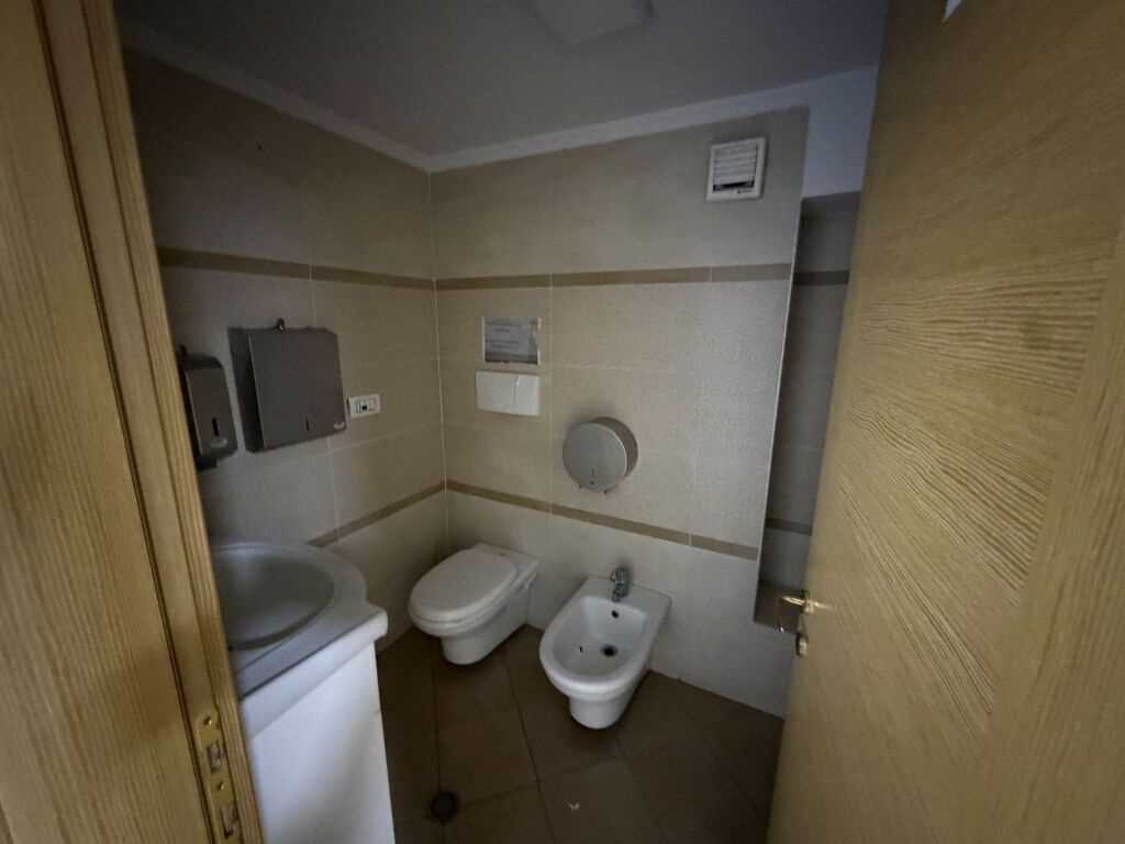 🏢 JEPET AMBIENT ME QIRA  📍 Rruga e Kavajed  💶 Çmimi: 6,000 € bruto/muaj  