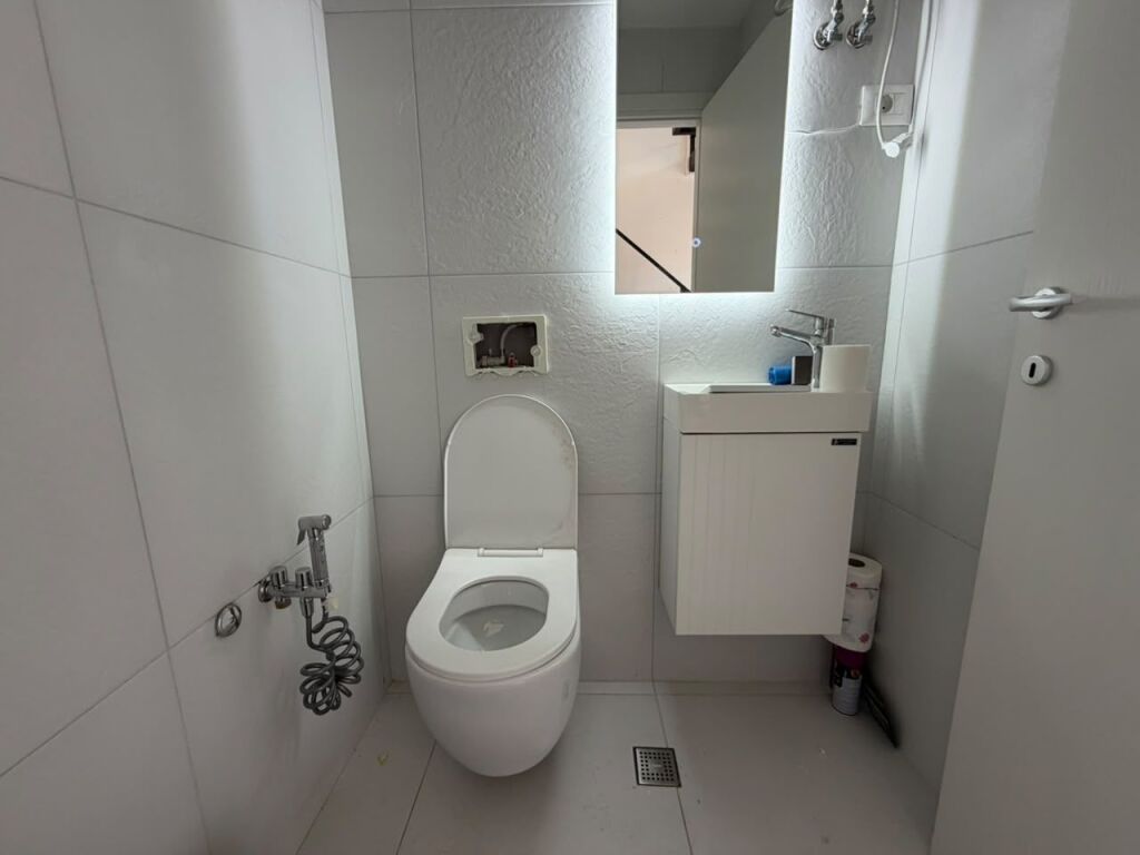 Ambient biznesi per qira tek Komuna e Parisit.