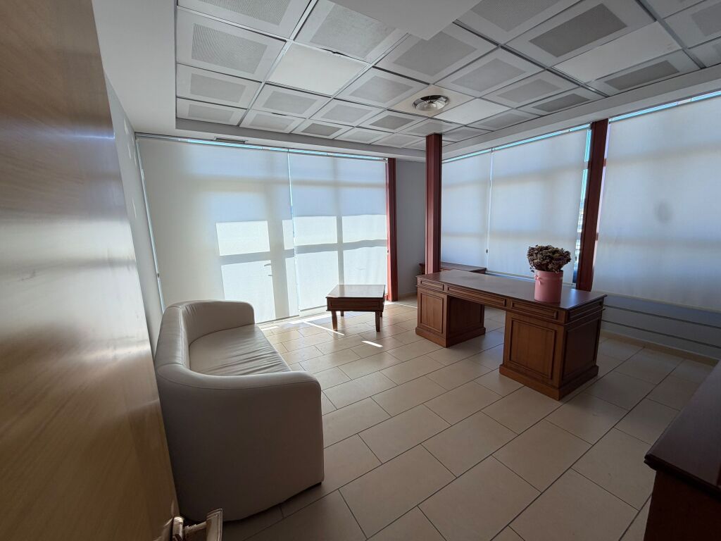 🏢 JEPET AMBIENT ME QIRA  📍 Rruga e Kavajed  💶 Çmimi: 6,000 € bruto/muaj  