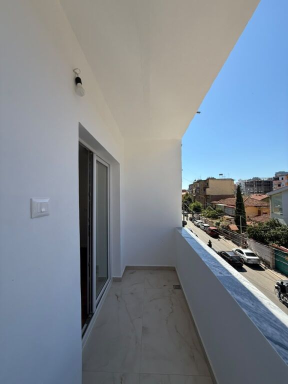 Shitet apartament 1+1 tek Shkolla e Kuqe