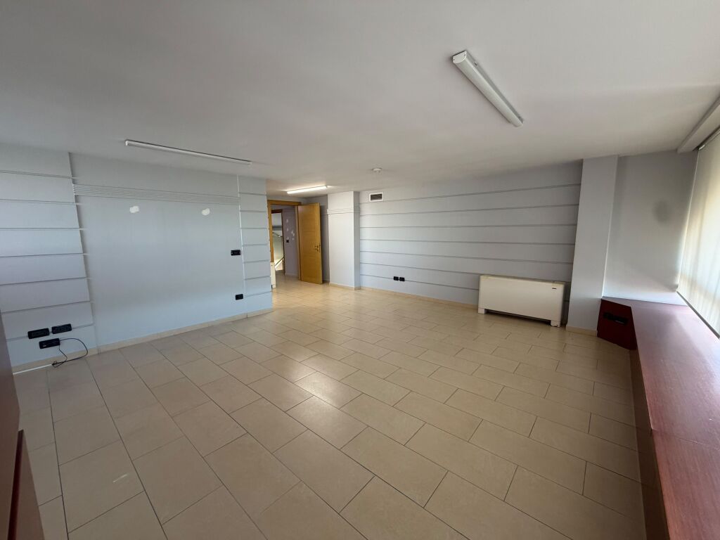 🏢 JEPET AMBIENT ME QIRA  📍 Rruga e Kavajed  💶 Çmimi: 6,000 € bruto/muaj  