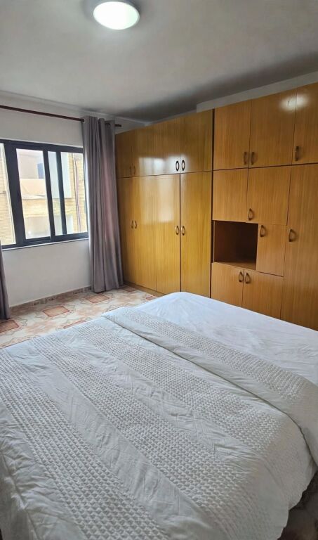 Apartament 1+1 me qira Rruga e Dibrës 550 mijë lekë