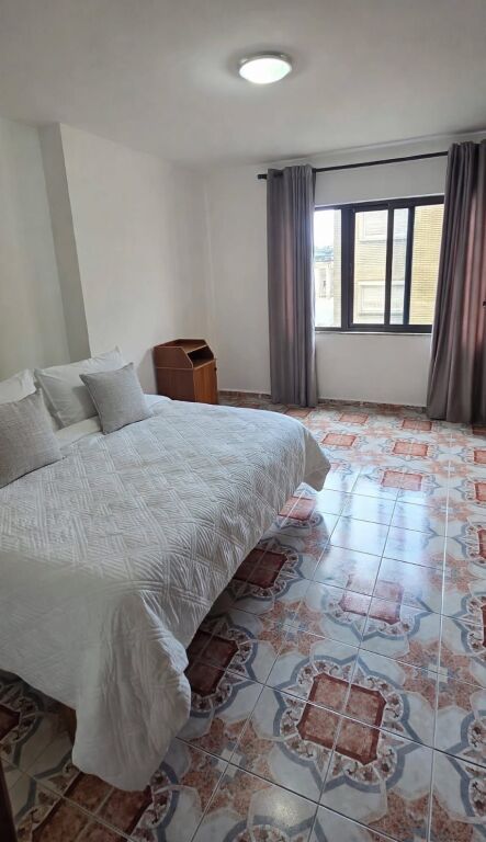 Apartament 1+1 me qira Rruga e Dibrës 550 mijë lekë