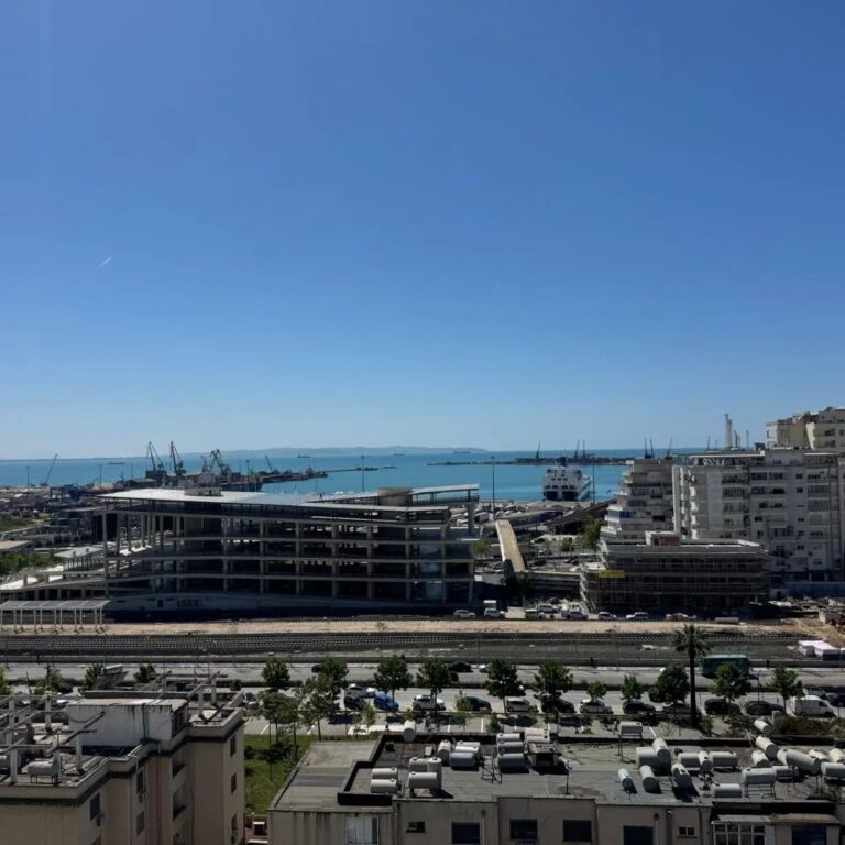 Shitet Apartament 2+1 me pamje deti dhe Garazh te mbyllur 30m2