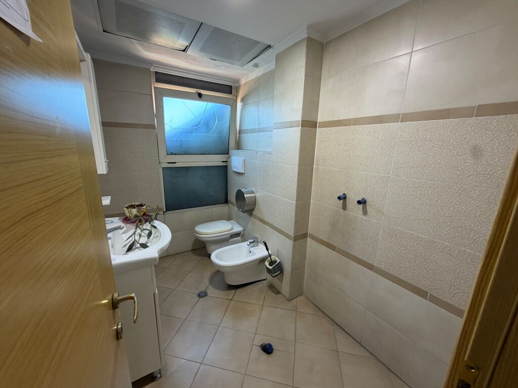 🏢 JEPET AMBIENT ME QIRA  📍 Rruga e Kavajed  💶 Çmimi: 6,000 € bruto/muaj  
