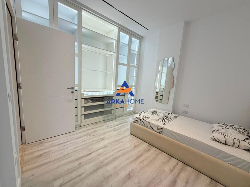 JEPET APARTAMENT 2+1+BALLKON ME QERA "5 MAJ, REIDENCA EMERALD" 1000 EURO