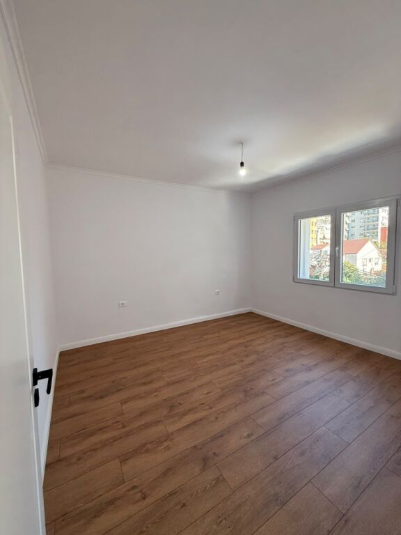 Shitet apartament 1+1 tek Shkolla e Kuqe